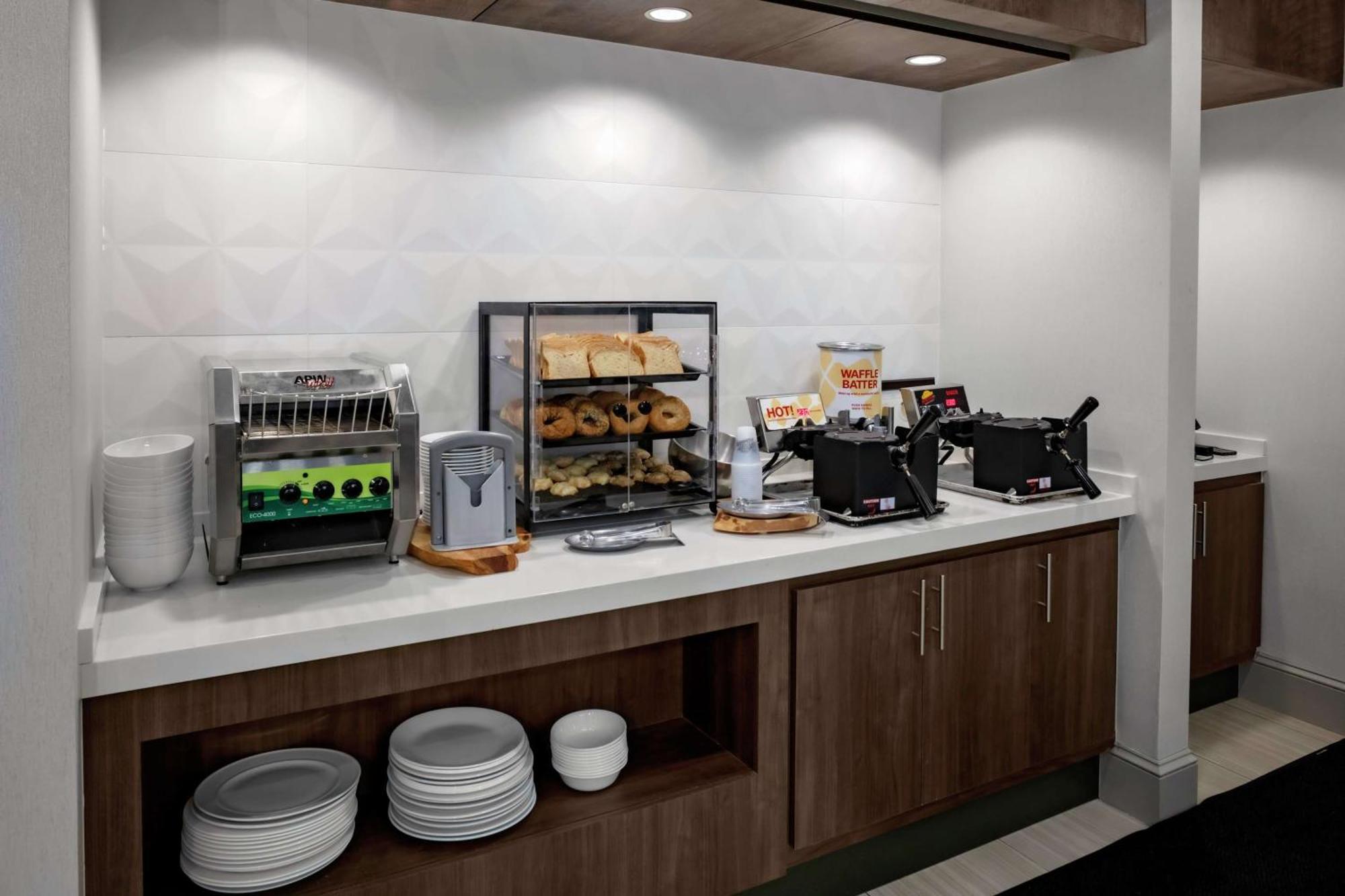 Hilton Garden Inn Atlanta Perimeter Center Дънууди Екстериор снимка