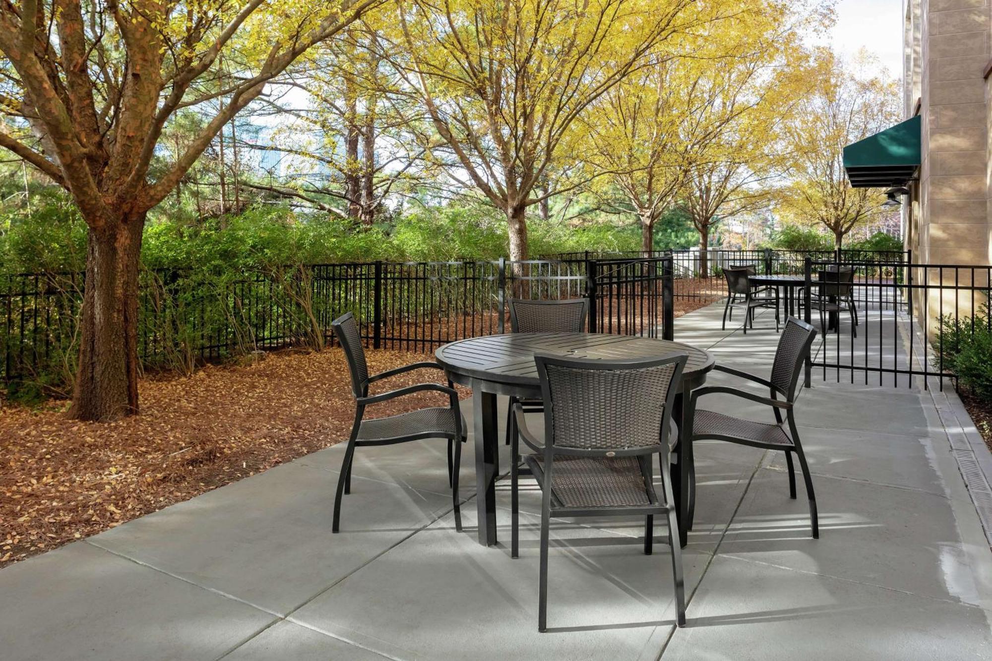 Hilton Garden Inn Atlanta Perimeter Center Дънууди Екстериор снимка