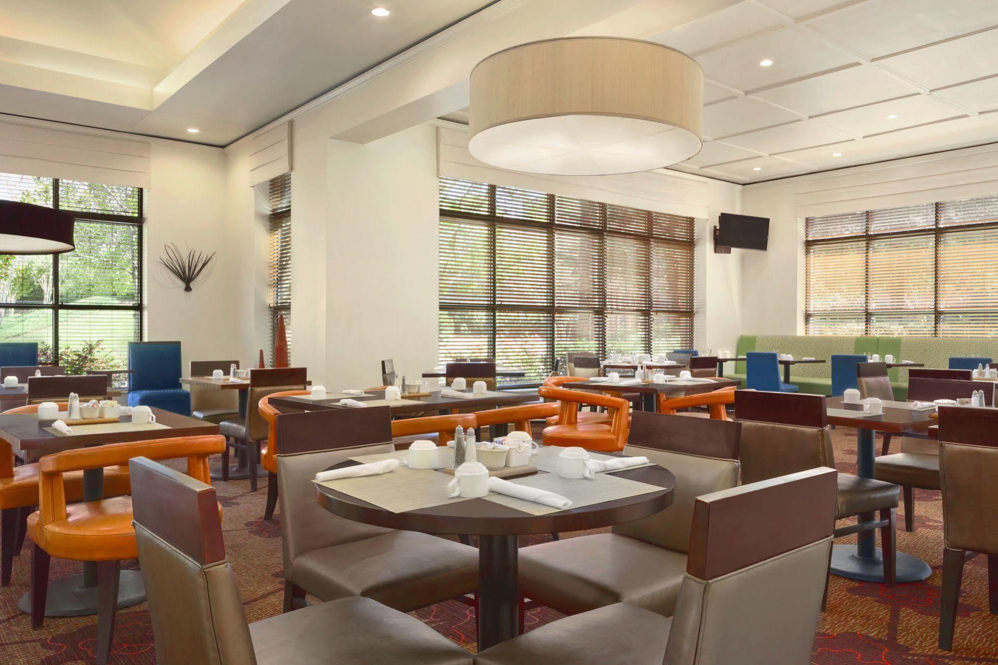 Hilton Garden Inn Atlanta Perimeter Center Дънууди Екстериор снимка